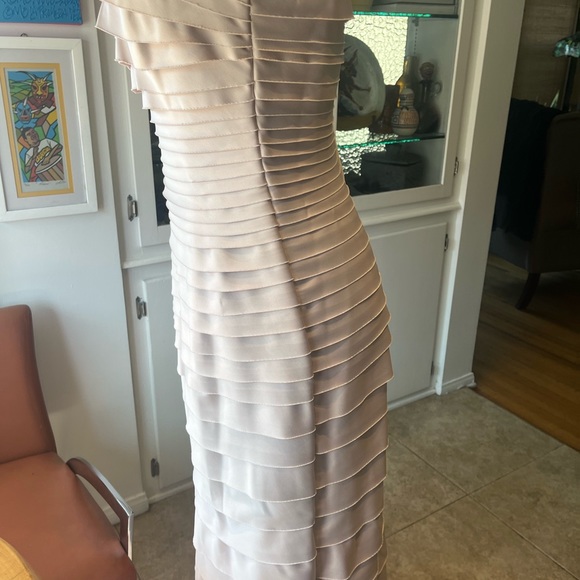 Gorgeous light silver long dress with shawl. - Picture 3 of 9